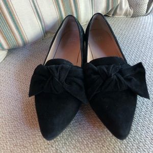 Adorable black bow suede loafers 🖤